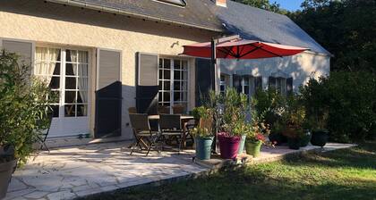 Maison familiale au cĆur d'une forĂȘt centenaire avec piscine et proche du Zoo de la FlĂšche