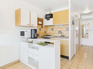 Kjøleskap, mikrobølgeovn og kokeplater