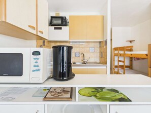 Refrigerador, microondas y parrilla de estufa