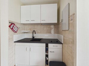 Fridge, microwave, oven, stovetop - Studio for 4, southeast terrace, private parking (Marseillan-Plage)