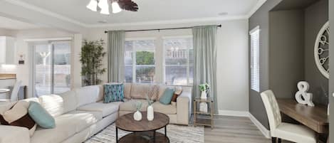 Casa, 5 dormitoris | Sala d'estar | Televisor intel·ligent