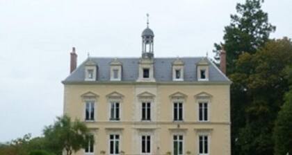 19th Century Chateau with Spacious Rooms, Private Bathrooms, Breakfast & Wifi in 2-Hectare Park