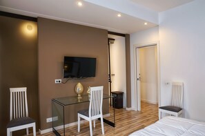 1 habitación, tabla de planchar con plancha, wifi gratis y ropa de cama