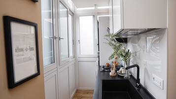 Kühlschrank, Mikrowelle, Herdplatte, Kochgeschirr/Geschirr/Besteck