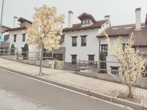 Exterior - Cozy 2-Bedroom Apartment with Sofa Bed Near Jaca - Sleeps 6 (Jaca)