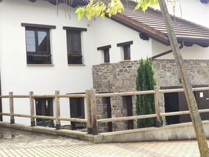 Property grounds - Cozy 2-Bedroom Apartment with Sofa Bed Near Jaca - Sleeps 6 (Jaca)