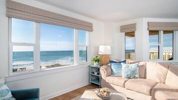 Condo, 3 Bedrooms | Ruang tamu | TV Pintar