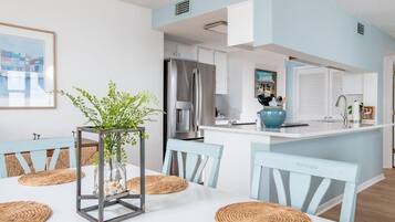 Kondominium, 3 kamar tidur | Tempat makan