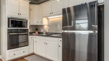 House, 5 Bedrooms | Private kitchen | Fridge, coffee/tea maker, toaster