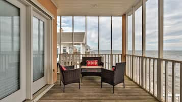 House, 5 Bedrooms | Balcony