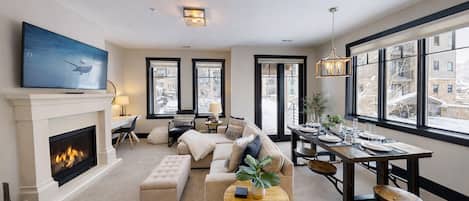 Appart'hôtel, 3 chambres | Coin séjour | TV connectée