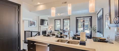 Appartement, 3 slaapkamers | Privékeuken | Een koelkast, een oven, een koffiezetapparaat/waterkoker, een waterkoker