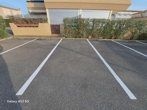 Property grounds - Air-Conditioned Loft with Terrace & Pool, Sleeps 6 (Marseillan-Plage)