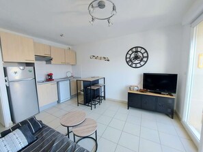 Interior - Beachfront 2-Room Apartment with Direct Access, Pool, and Private Parking (Marseillan-Plage)
