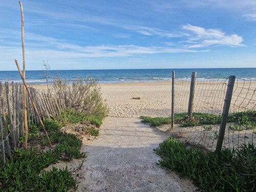 Beachfront 2-Room Apartment with Direct Access, Pool, and Private Parking