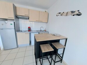 Kjøleskap, mikrobølgeovn, kokeplater og oppvaskmaskin