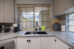 Kylskåp, mikrovågsugn, ugn och spishäll