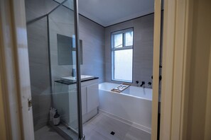 Shower, hair dryer, towels, soap -  Close to South Perth Foreshore, Casino & Optus Stadium - Perfect Perth Getaway! (South Perth)