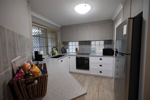 ثلاجة، ميكروويف، فرن، موقد طهي مسطح