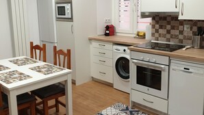 Private kitchen - Modern Apartment for 6 in Jaca Center, Near Cathedral (Jaca)