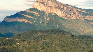 A mountain with a prominent flat-topped peak, surrounded by lush green hills. - Modern Apartment for 6 in Jaca Center, Near Cathedral (Jaca)