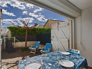 Outdoor dining - Cozy Studio Cabin, 150m from Beach, Free WiFi, Terrace, Parking (Agde-Le Grau d'Agde)