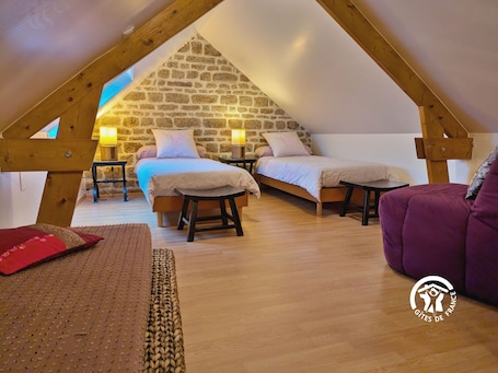 1 bedroom, bed sheets. Charming Room in Historic Village House Near Lassay-les-Châteaux