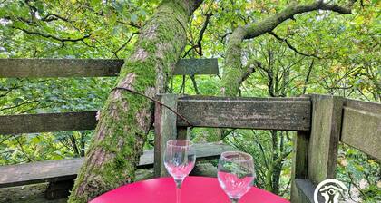 Cabane perchée avec terrasses, salle de bain, kitchenette, petit-déjeuner inclus et accÚs piscine.
