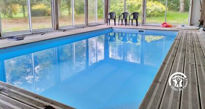 "Treehouse Retreat with Pool, Farm Animals & Fishing in Saint-Thomas-de-Courceriers"