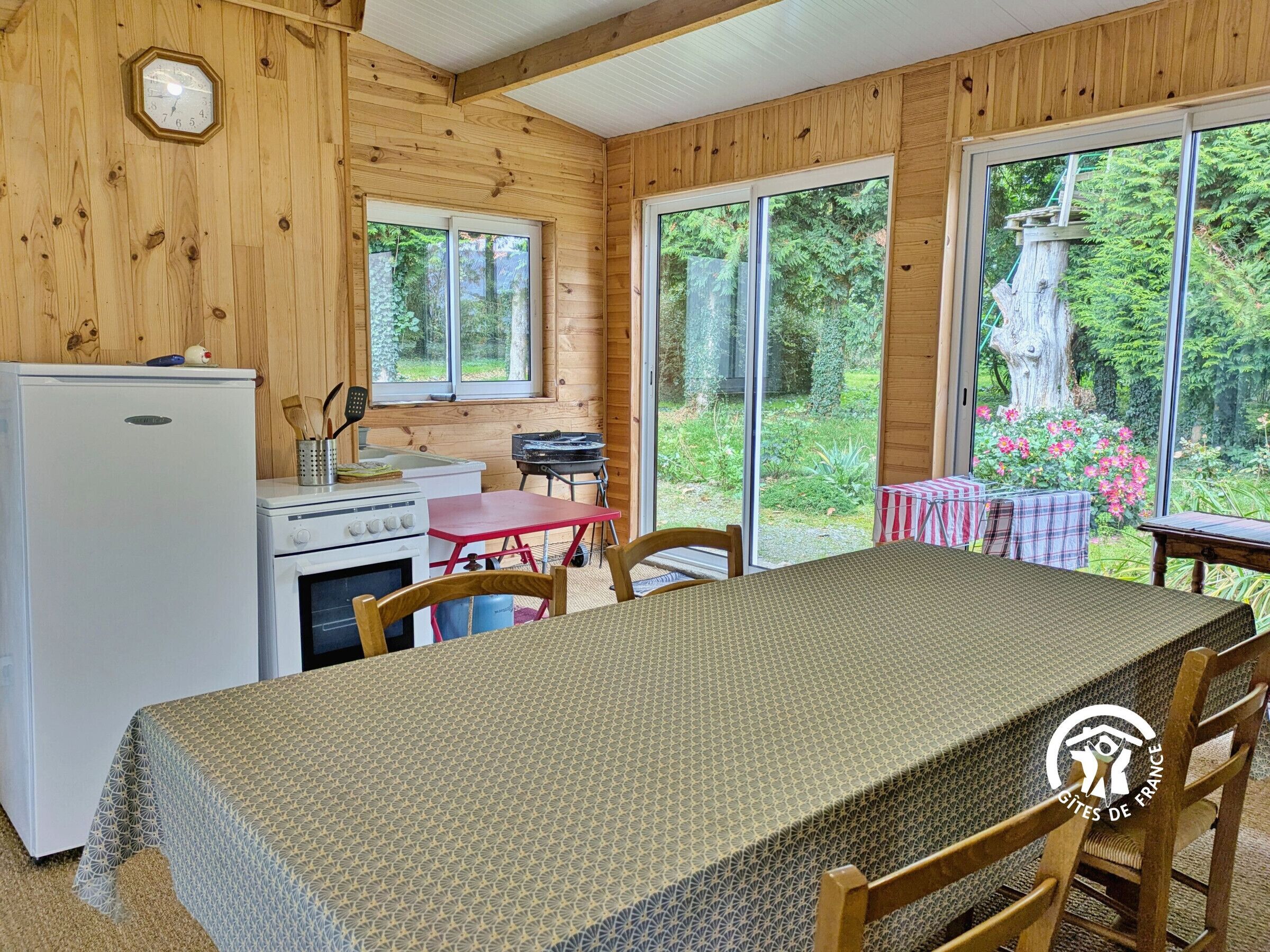 Jääkaappi, mikroaaltouuni, keittoastiat/astiat/ruokailuvälineet