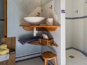 Towels - Rustic Getaway: Cozy Room, Private Bath, Breakfast, and Family Friendly in Bouvron (Bouvron)