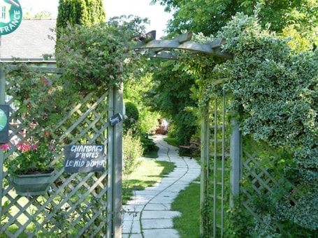 Property grounds. Charming Air-Conditioned Room with Private Bath, WiFi & Kitchen Access Near Canal