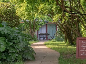 Property grounds - Charming Air-Conditioned Room with Private Bath, WiFi & Kitchen Access Near Canal (Blain)