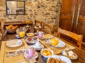 Dining - Historic Retreat in Loire-Anjou-Touraine Regional Park, Ideal for Couples (Doué-en-Anjou)