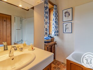 Towels - Historic Retreat in Loire-Anjou-Touraine Regional Park, Ideal for Couples (Doué-en-Anjou)