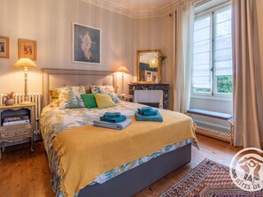 1 bedroom, bed sheets