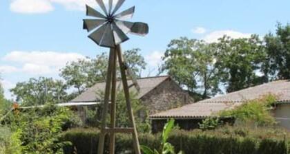 Chambre rustique avec lit king-size, cheminée, petit-déjeuner et équipements pour enfants à Bouvron