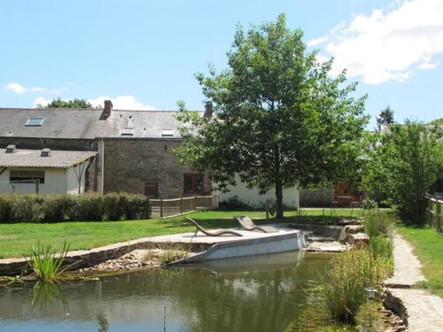 Rustic Retreat: Cozy 1-Bedroom with Private Bath, Fireplace & Breakfast