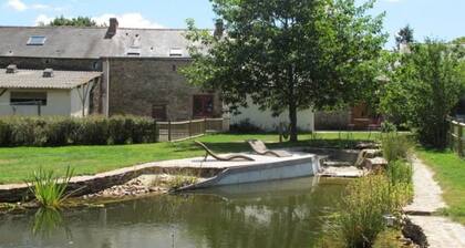 Rustic Retreat: Cozy 1-Bedroom with Private Bath, Fireplace & Breakfast