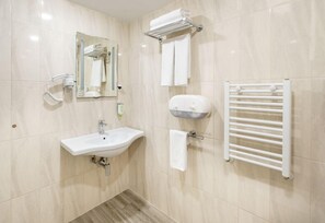 Chambre triple Deluxe | Salle de bain | Douche, douche cascade, articles de toilette griffés, séchoir à cheveux