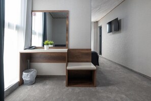 Egyptian cotton sheets, premium bedding, down duvets, memory-foam beds - Hotel Boutique 5 (Sofia)