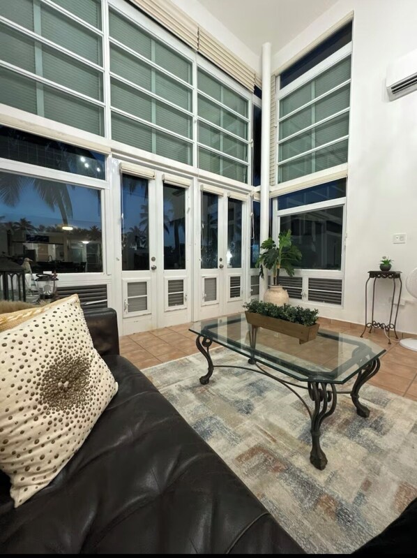 TV - Dorado Getaway! 5 minutes walk to Beach, Game Center. Play. Rest. Relax! (Dorado)