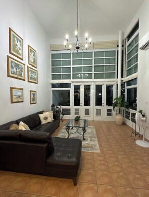 TV - Dorado Getaway! 5 minutes walk to Beach, Game Center. Play. Rest. Relax! (Dorado)