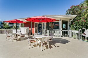 Outdoor dining - Villas on the Gulf #D3 – Blue Angels Bunkhouse | Quick Beach Access & Local Fun (Pensacola Beach)