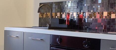 Een koelkast, een magnetron, een oven, een kookplaat