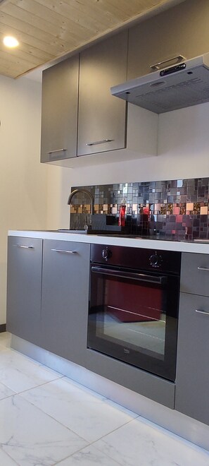 Kjøleskap, mikrobølgeovn, ovn og kokeplater