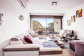 Smart-TV, DVD-Player, Bücher