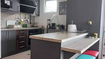 Kühlschrank, Mikrowelle, Ofen, Geschirrspüler