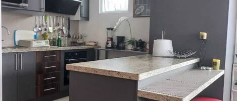 Kühlschrank, Mikrowelle, Ofen, Geschirrspüler