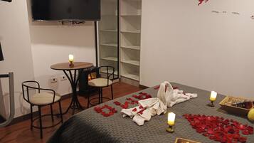 1 habitación, tabla de planchar con plancha, wifi y ropa de cama